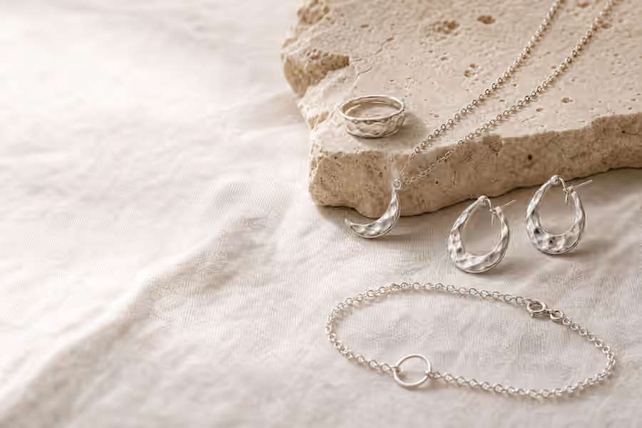 Collection de bijoux en argent façonnés à la main